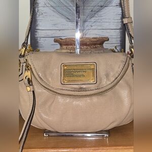 Marc By Marc Jacobs Classic Q Natasha Crossbody. Taupe LEARHER